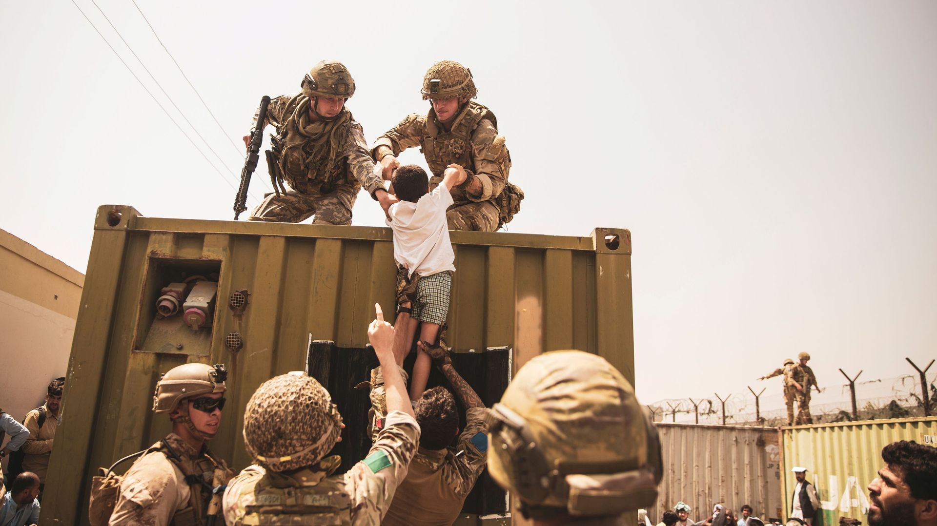 UK coalition forces, Turkish coalition forces, and U.S. Marines assist a child during an evacuation at Hamid Karzai International Airport, Kabul, Afghanistan, in this photo taken on August 20, 2021 UK coalition forces, Turkish coalition forces, and U.S. Marines assist a child during an evacuation at Hamid Karzai International Airport, Kabul, Afghanistan, in this photo taken on August 20, 2021 - Sputnik International, 1920, 23.08.2021