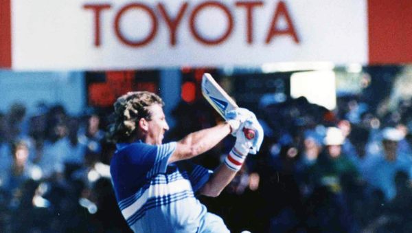 England's all-rounder Ian Botham slams the ball away for another four in the one-day International against Australia. - Sputnik International