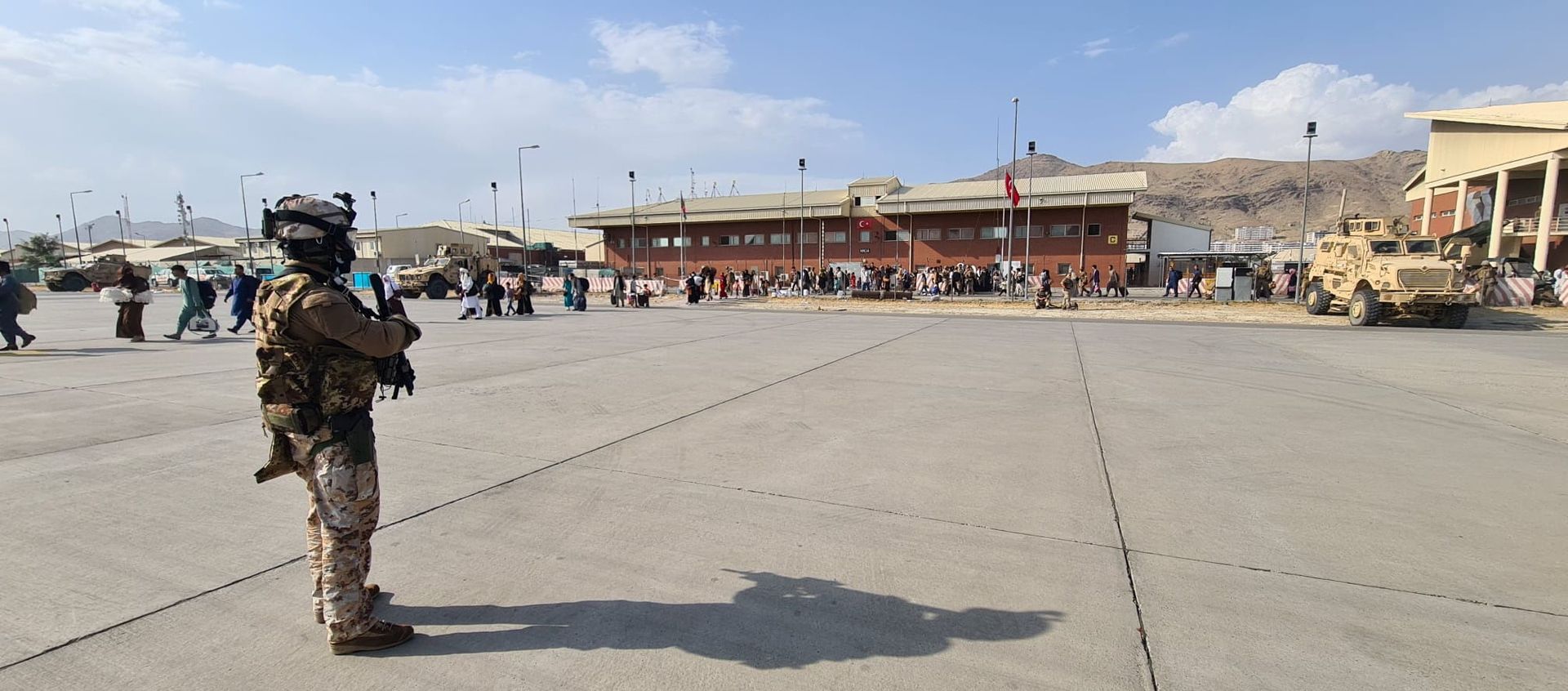 Afghan evacuees queue before boarding Italy's military aircraft C130J during the evacuation at Kabul's airport, Afghanistan, August 22, 2021. Italian Ministry of Defence/Handout via REUTERS Afghan evacuees queue before boarding Italy's military aircraft C130J during the evacuation at Kabul's airport, Afghanistan, August 22, 2021. Italian Ministry of Defence/Handout via REUTERS - Sputnik International, 1920