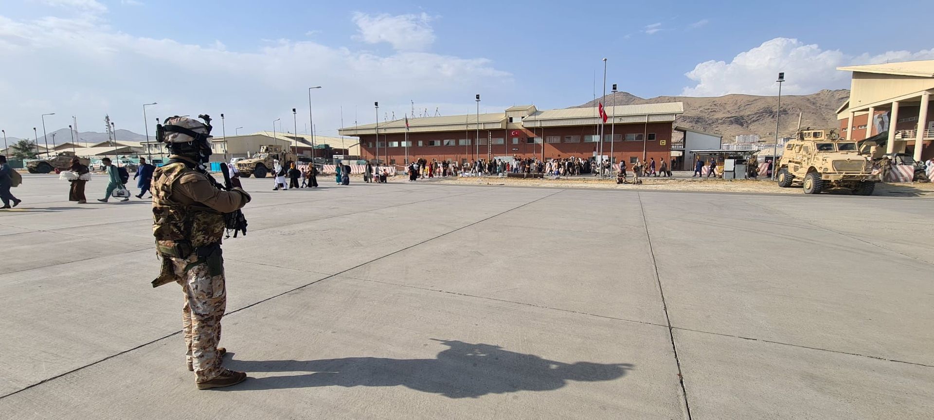 Afghan evacuees queue before boarding Italy's military aircraft C130J during the evacuation at Kabul's airport, Afghanistan, August 22, 2021. Italian Ministry of Defence/Handout via REUTERS Afghan evacuees queue before boarding Italy's military aircraft C130J during the evacuation at Kabul's airport, Afghanistan, August 22, 2021. Italian Ministry of Defence/Handout via REUTERS - Sputnik International, 1920, 07.09.2021