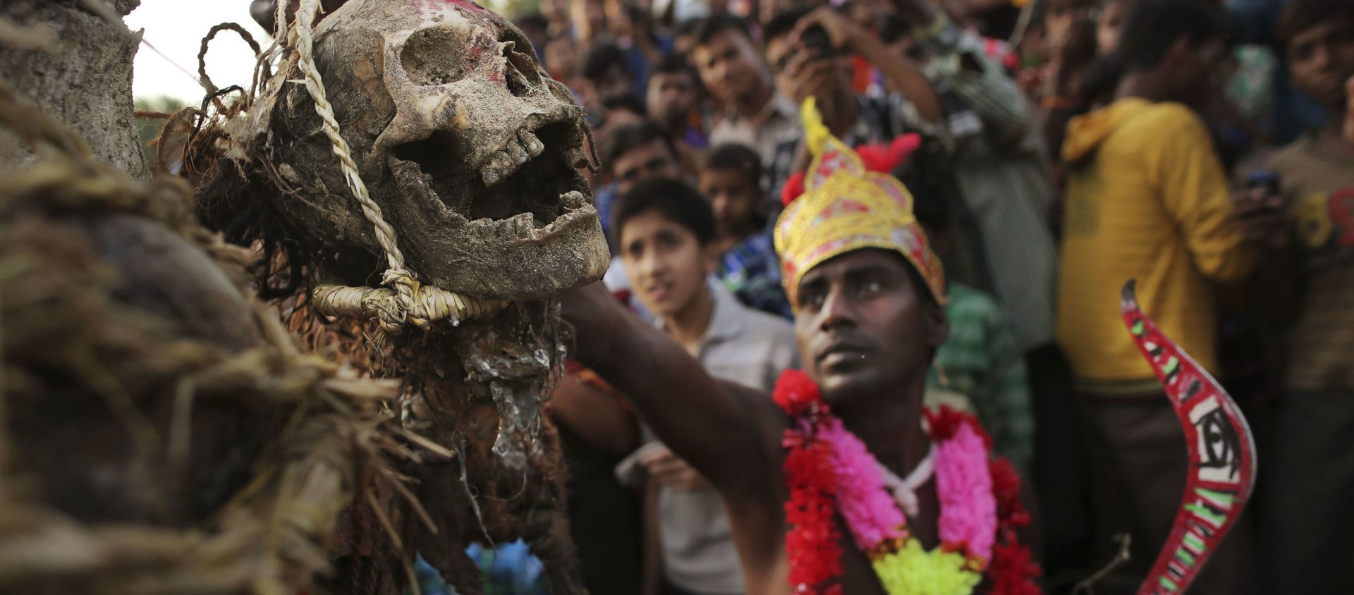 An Indian Hindu devotee hangs a human skull from a tree during a brief ceremony marking Shiva Gajan, in Burdwan district, east of Kokata,in West Bengal, India, Thursday, April 12, 2012 An Indian Hindu devotee hangs a human skull from a tree during a brief ceremony marking Shiva Gajan, in Burdwan district, east of Kokata,in West Bengal, India, Thursday, April 12, 2012 - Sputnik International, 1920, 23.08.2021
