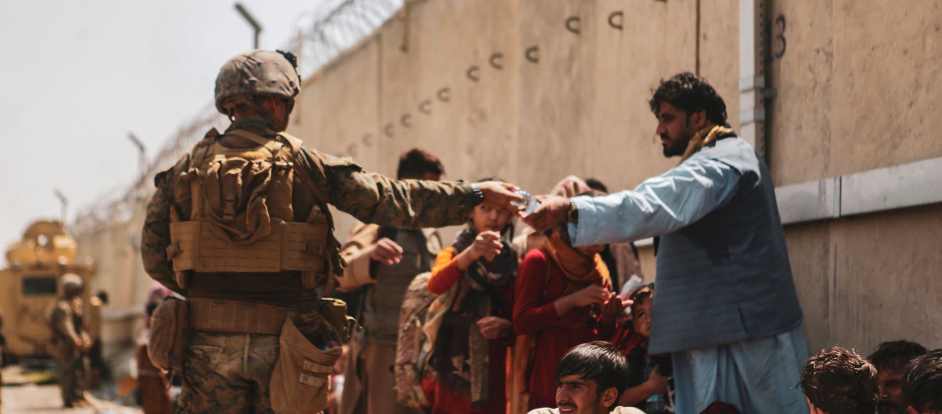 A US Marine passes out water to evacuees during an evacuation at Hamid Karzai International Airport, Kabul, Afghanistan, August 22, 2021 A US Marine passes out water to evacuees during an evacuation at Hamid Karzai International Airport, Kabul, Afghanistan, August 22, 2021 - Sputnik International, 1920