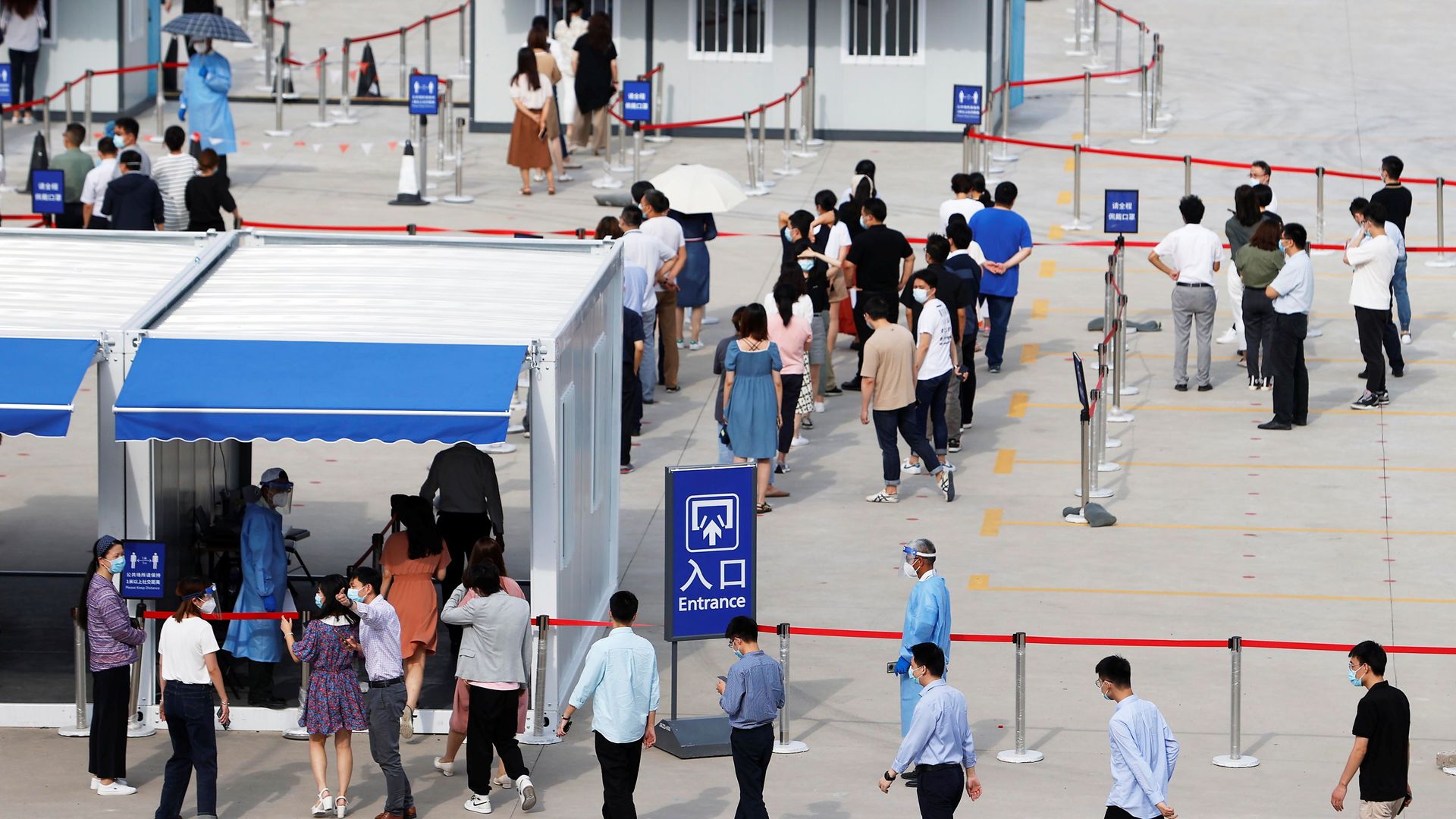 Staff members of Shanghai Pudong International Airport line up at a nucleic acid testing site to test for the coronavirus disease (COVID-19) in Shanghai, China August 20, 2021. Picture taken August 20, 2021. Staff members of Shanghai Pudong International Airport line up at a nucleic acid testing site to test for the coronavirus disease (COVID-19) in Shanghai, China August 20, 2021. Picture taken August 20, 2021. - Sputnik International, 1920, 23.08.2021