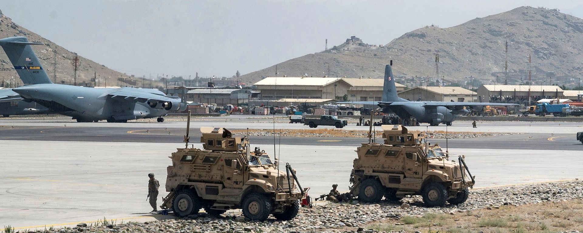 FILE PHOTO: FILE PHOTO: U.S. Army soldiers assigned to the 82nd Airborne Division patrol Hamid Karzai International Airport in Kabul, Afghanistan August 17, 2021. Picture taken August 17, 2021. U.S. Air Force/Senior Airman Taylor Crul/Handout via REUTERS THIS IMAGE HAS BEEN SUPPLIED BY A THIRD PARTY. THIS PICTURE WAS PROCESSED BY REUTERS TO ENHANCE QUALITY. AN UNPROCESSED VERSION HAS BEEN PROVIDED SEPARATELY./File Photo/File Photo FILE PHOTO: FILE PHOTO: U.S. Army soldiers assigned to the 82nd Airborne Division patrol Hamid Karzai International Airport in Kabul, Afghanistan August 17, 2021. Picture taken August 17, 2021. U.S. Air Force/Senior Airman Taylor Crul/Handout via REUTERS THIS IMAGE HAS BEEN SUPPLIED BY A THIRD PARTY. THIS PICTURE WAS PROCESSED BY REUTERS TO ENHANCE QUALITY. AN UNPROCESSED VERSION HAS BEEN PROVIDED SEPARATELY./File Photo/File Photo - Sputnik International, 1920, 24.08.2021