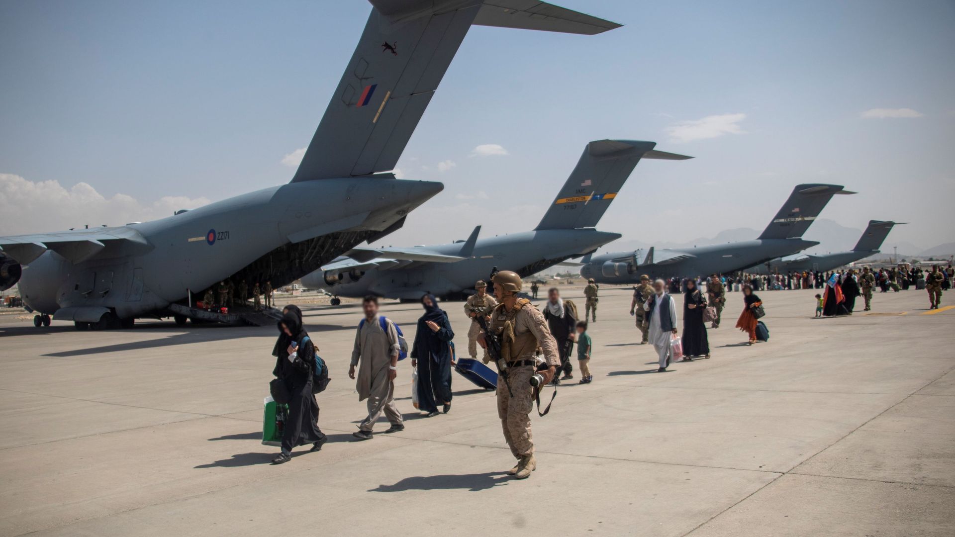 Members of the UK Armed Forces continue to take part in the evacuation of entitled personnel from Kabul airport, in Kabul, Afghanistan August 19-22, 2021, in this handout picture obtained by Reuters on August 23, 2021. LPhot Ben Shread/UK MOD Crown copyright 2021/Handout via REUTERS THIS IMAGE HAS BEEN SUPPLIED BY A THIRD PARTY. MANDATORY CREDIT. NO RESALES. NO ARCHIVES. Members of the UK Armed Forces continue to take part in the evacuation of entitled personnel from Kabul airport, in Kabul, Afghanistan August 19-22, 2021, in this handout picture obtained by Reuters on August 23, 2021. LPhot Ben Shread/UK MOD Crown copyright 2021/Handout via REUTERS THIS IMAGE HAS BEEN SUPPLIED BY A THIRD PARTY. MANDATORY CREDIT. NO RESALES. NO ARCHIVES. - Sputnik International, 1920, 24.08.2021