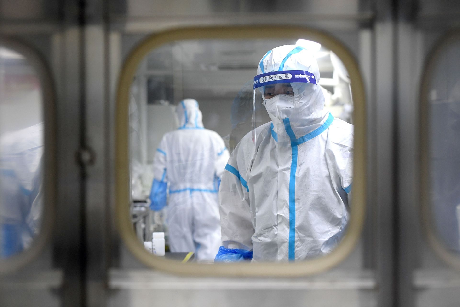 Medical workers in protective suits test nucleic acid samples inside a Huo-Yan (Fire Eye) laboratory of BGI, following new cases of the coronavirus disease (COVID-19) in Wuhan, Hubei province, China early August 5, 2021 Medical workers in protective suits test nucleic acid samples inside a Huo-Yan (Fire Eye) laboratory of BGI, following new cases of the coronavirus disease (COVID-19) in Wuhan, Hubei province, China early August 5, 2021 - Sputnik International, 1920, 07.09.2021