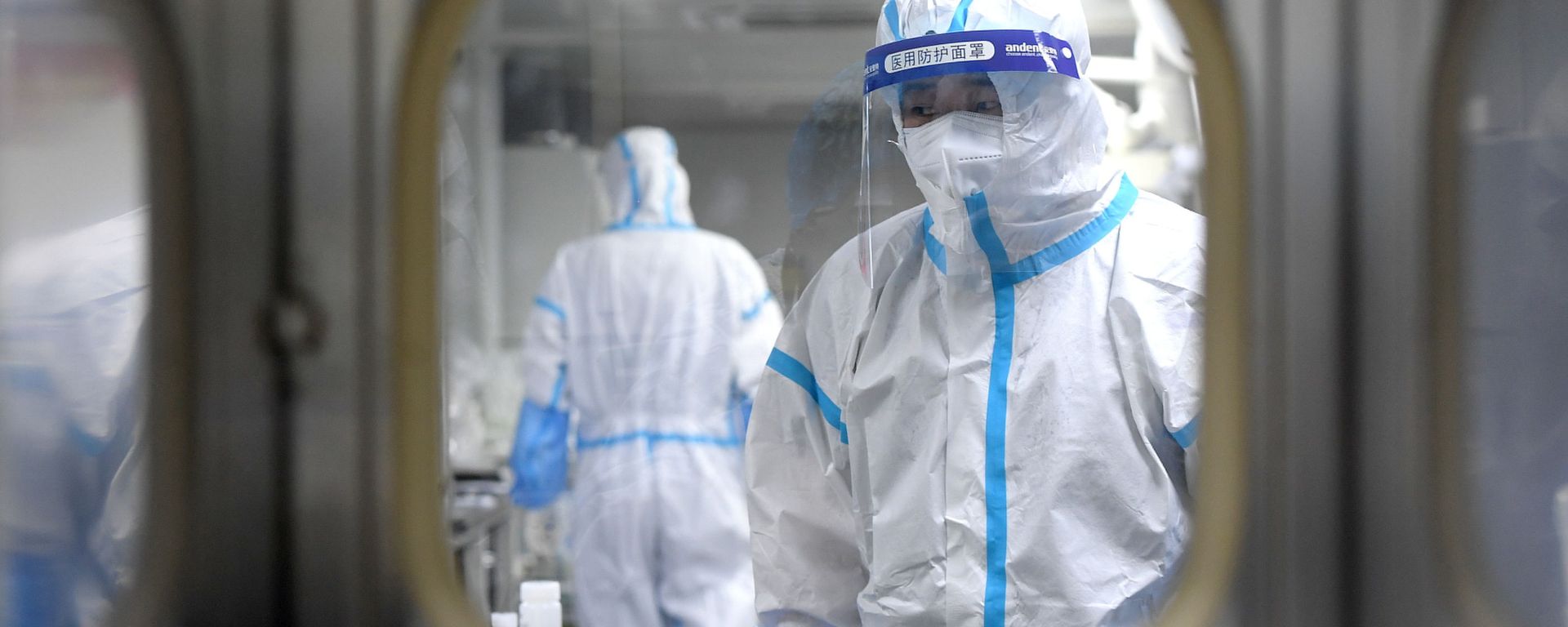 Medical workers in protective suits test nucleic acid samples inside a Huo-Yan (Fire Eye) laboratory of BGI, following new cases of the coronavirus disease (COVID-19) in Wuhan, Hubei province, China early August 5, 2021 - Sputnik International, 1920, 24.08.2021