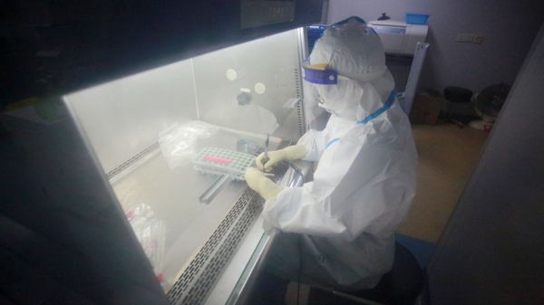 A medical worker in protective suit tests nucleic acid samples at a laboratory of Northern Jiangsu People's Hospital, following new cases of the coronavirus disease (COVID-19) in Yangzhou, Jiangsu province, China August 4, 2021 - Sputnik International