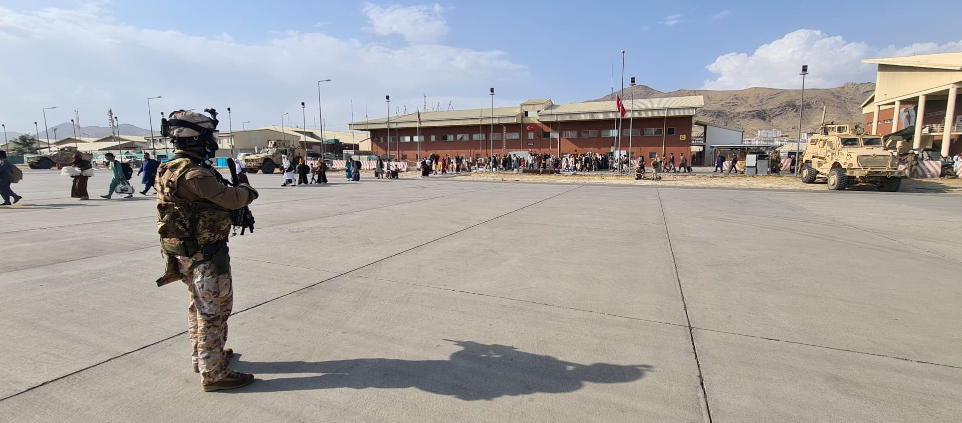 Afghan evacuees queue before boarding Italy's military aircraft C130J during evacuation at Kabul's airport, Afghanistan, August 22, 2021. Italian Ministry of Defence/Handout via REUTERS Afghan evacuees queue before boarding Italy's military aircraft C130J during evacuation at Kabul's airport, Afghanistan, August 22, 2021. Italian Ministry of Defence/Handout via REUTERS - Sputnik International, 1920, 25.08.2021