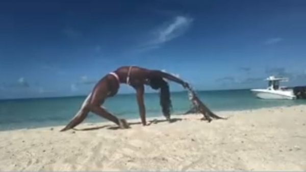 Yoga Instructor meets Iguana - Sputnik International
