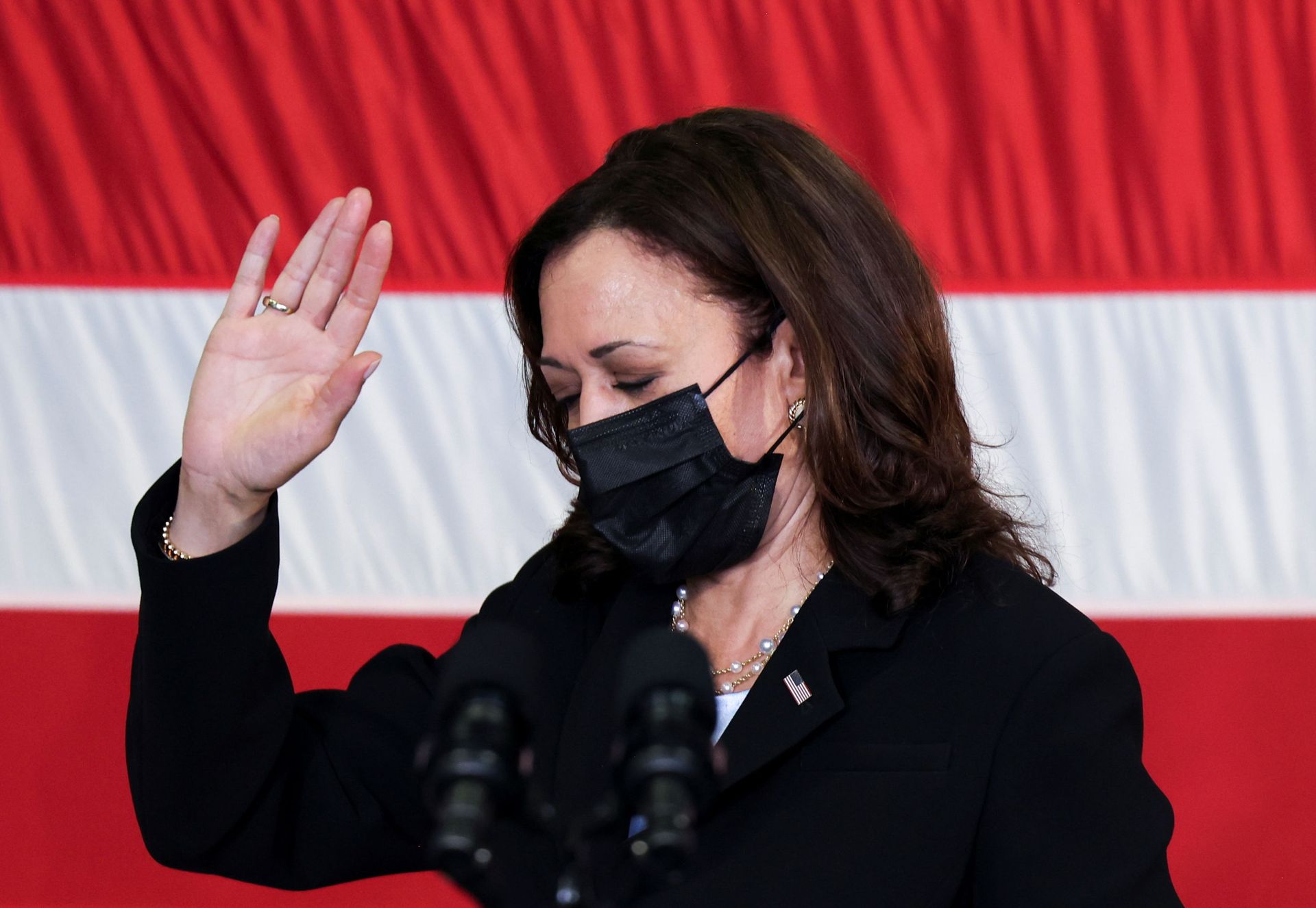 U.S. Vice President Kamala Harris waves after speaking to troops at the USS Tulsa in Singapore, August 23, 2021 U.S. Vice President Kamala Harris waves after speaking to troops at the USS Tulsa in Singapore, August 23, 2021 - Sputnik International, 1920, 07.09.2021