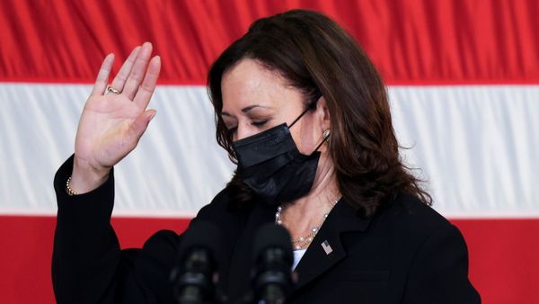 U.S. Vice President Kamala Harris waves after speaking to troops at the USS Tulsa in Singapore, August 23, 2021 - Sputnik International