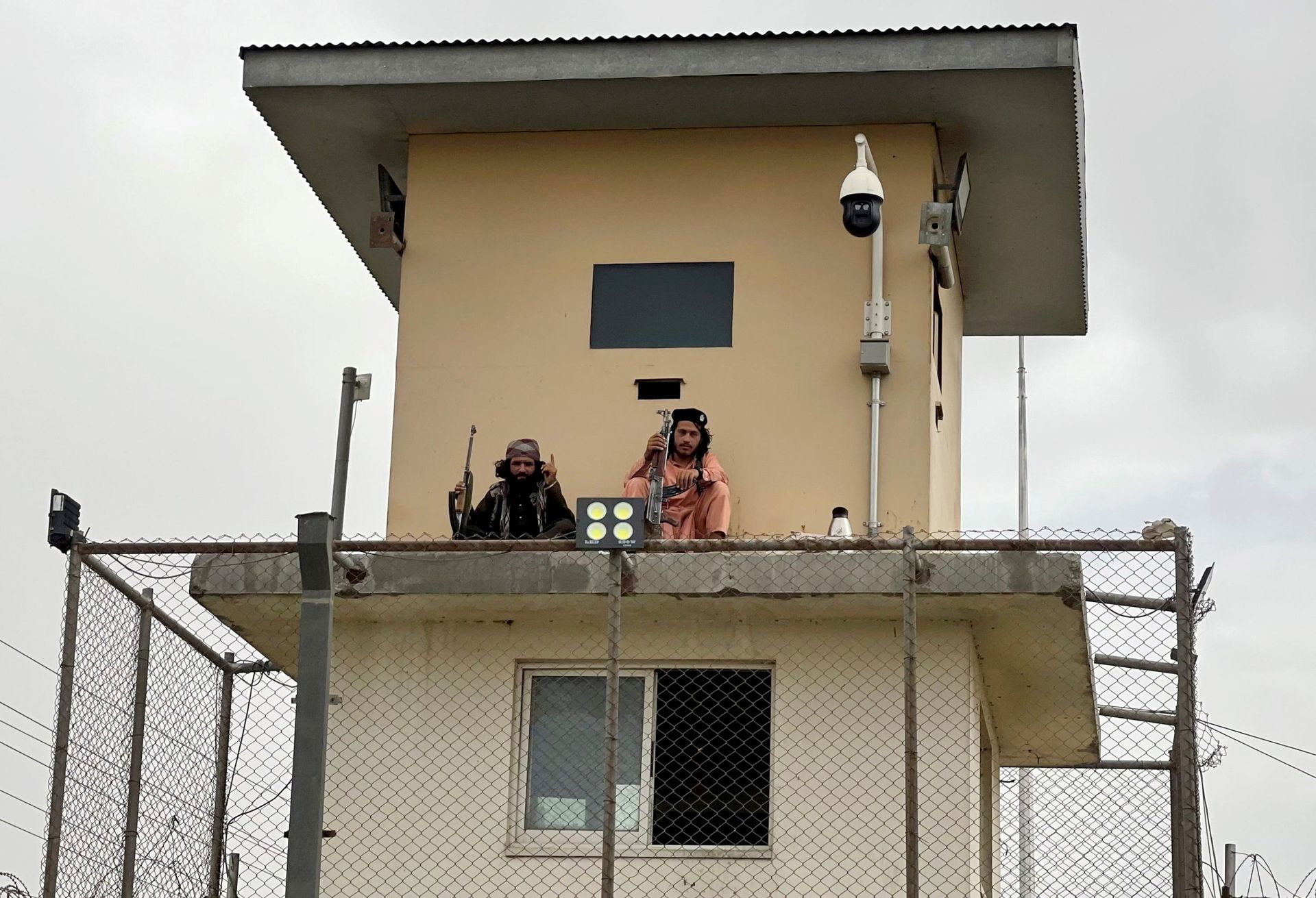 Members of Taliban forces sit at a security tower of the interior ministry in Kabul, Afghanistan August 17, 2021. Members of Taliban forces sit at a security tower of the interior ministry in Kabul, Afghanistan August 17, 2021. - Sputnik International, 1920, 07.09.2021