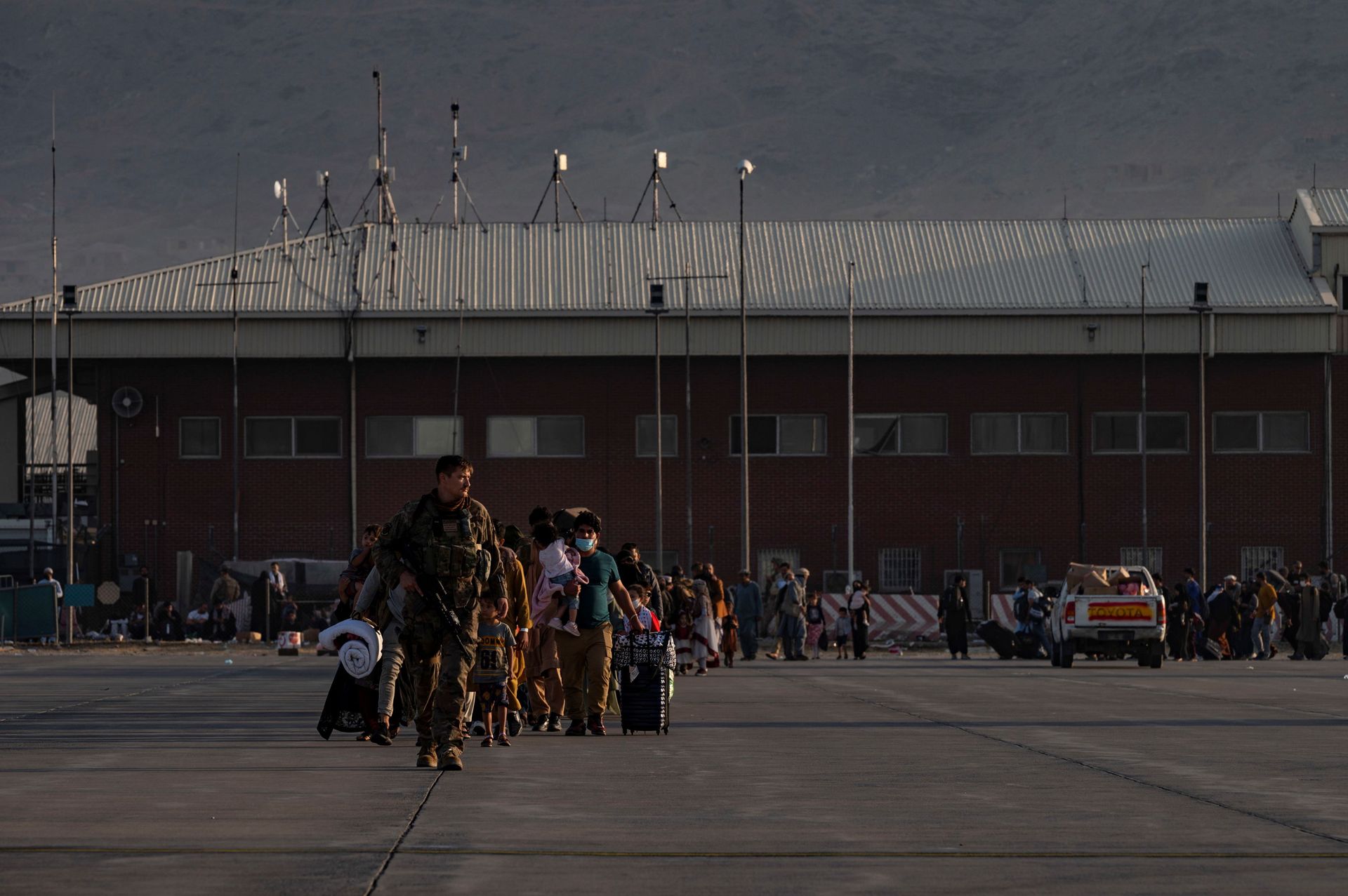A U.S. Air Force Airman guides qualified evacuees aboard a U.S. Air Force C-17 Globemaster III at Hamid Karzai International Airport (HKIA), Afghanistan, August 24, 2021 A U.S. Air Force Airman guides qualified evacuees aboard a U.S. Air Force C-17 Globemaster III at Hamid Karzai International Airport (HKIA), Afghanistan, August 24, 2021 - Sputnik International, 1920, 07.09.2021