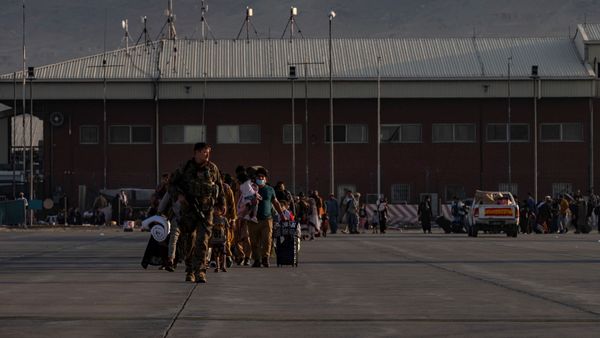 A U.S. Air Force Airman guides qualified evacuees aboard a U.S. Air Force C-17 Globemaster III at Hamid Karzai International Airport (HKIA), Afghanistan, August 24, 2021 - Sputnik International