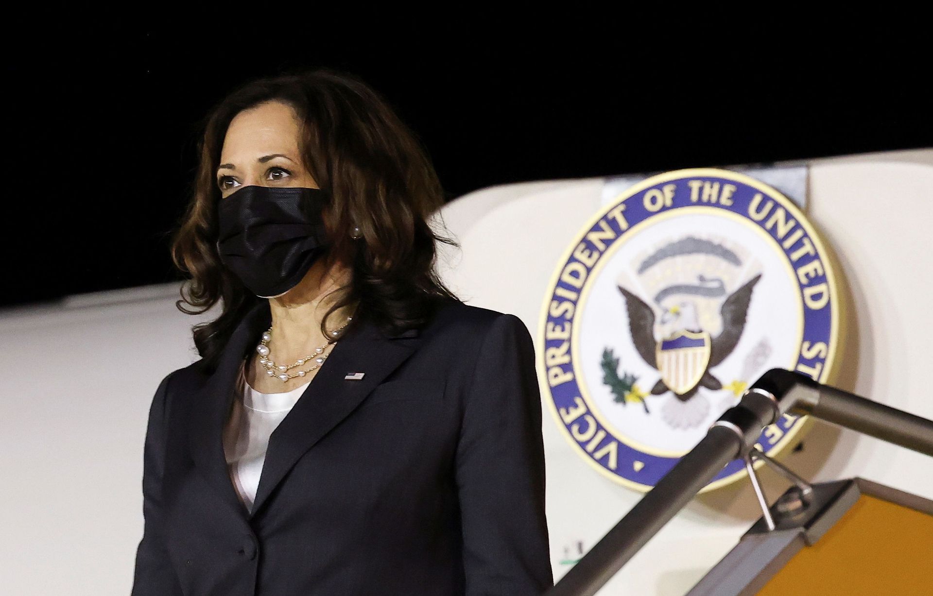 U.S. Vice President Kamala Harris arrives for the second leg of her Asia trip, in Hanoi, Vietnam, August, 24, 2021 - Sputnik International, 1920, 07.09.2021