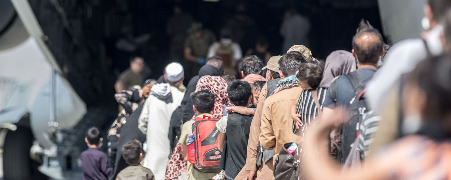 Families board a U.S. Air Force Boeing C-17 Globemaster III during an evacuation at Hamid Karzai International Airport in Kabul, Afghanistan, August 24, 2021 - Sputnik International, 1920, 25.08.2021