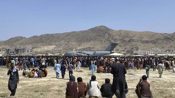  In this 16 August 2021 file photo, hundreds of people gather near a U.S. Air Force C-17 transport plane along the perimeter at the international airport in Kabul, Afghanistan after the Taliban takeover. - Sputnik International