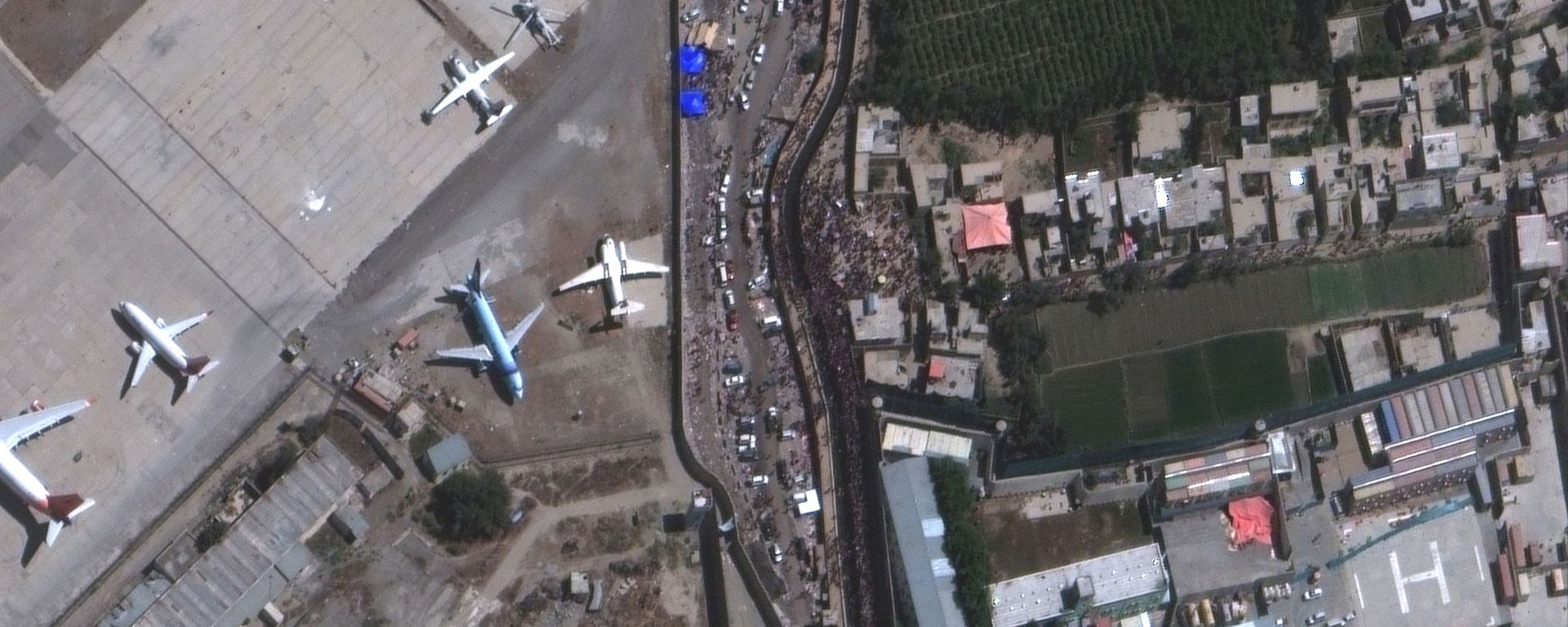 An overview of crowds at the Abbey Gate at Hamid Karzai International Airport, in Kabul, Afghanistan August 24, 2021, in this satellite image obtained by Reuters on August 26, 2021 An overview of crowds at the Abbey Gate at Hamid Karzai International Airport, in Kabul, Afghanistan August 24, 2021, in this satellite image obtained by Reuters on August 26, 2021 - Sputnik International, 1920