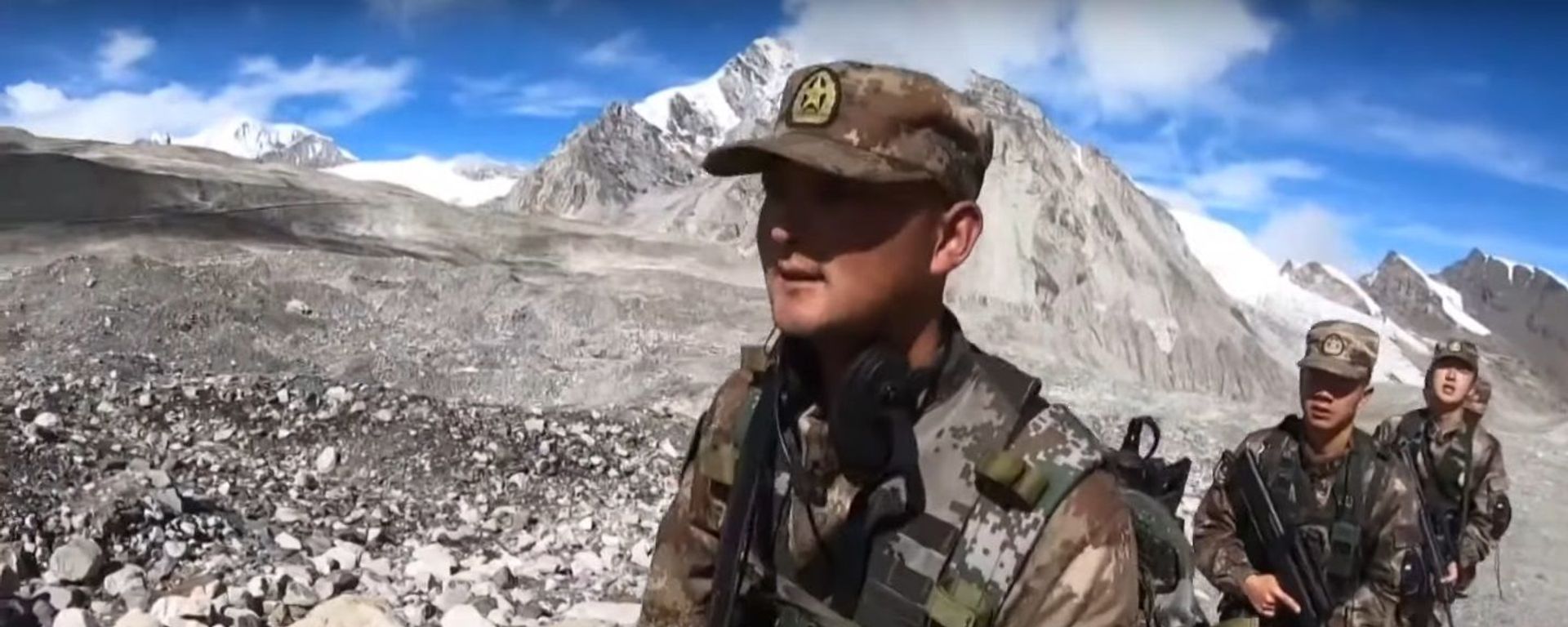 PLA soldiers patrol border on Himalayan mountain range in China’s Tibet autonomous region PLA soldiers patrol border on Himalayan mountain range in China’s Tibet autonomous region - Sputnik International, 1920, 19.10.2021
