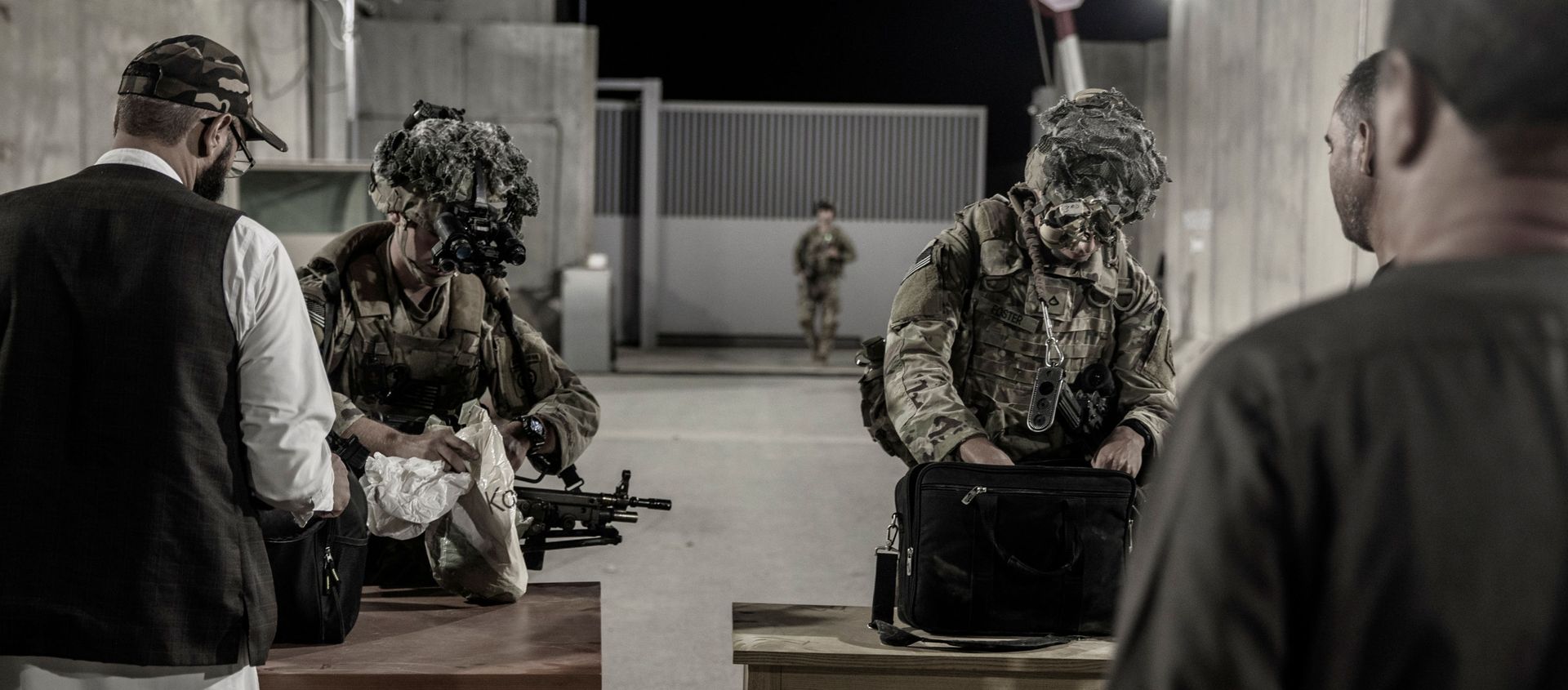 US Soliders with the 82nd Airborne Division check evacuees during an evacuation at Hamid Karzai International Airport in Kabul, Afghanistan, August 25, 2021. Picture taken August 25, 2021 US Soliders with the 82nd Airborne Division check evacuees during an evacuation at Hamid Karzai International Airport in Kabul, Afghanistan, August 25, 2021. Picture taken August 25, 2021 - Sputnik International, 1920, 27.08.2021