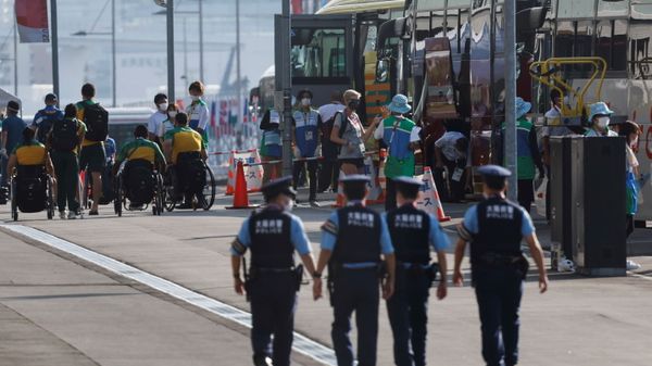 Athletes and team officials arrive at the athletes' village for Tokyo 2020 Paralympic Games ahead of the opening ceremony of the summer games, amid the coronavirus disease (COVID-19) pandemic, in Tokyo, Japan August 23, 2021 - Sputnik International
