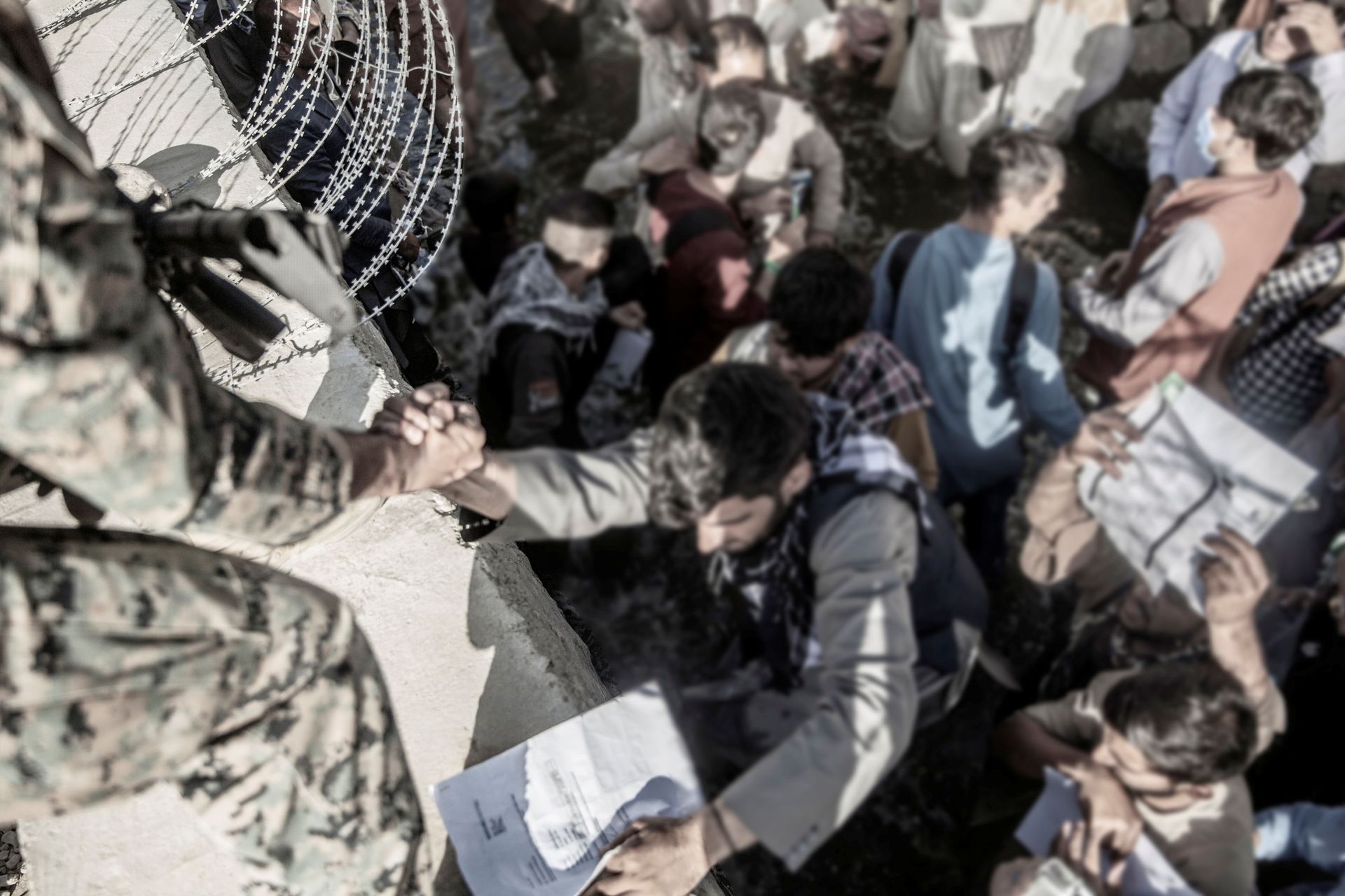 A U.S. Marine assists at an Evacuation Control Check Point (ECC) during an evacuation at Hamid Karzai International Airport, Kabul, Afghanistan, August 26, 2021.  - Sputnik International, 1920, 07.09.2021