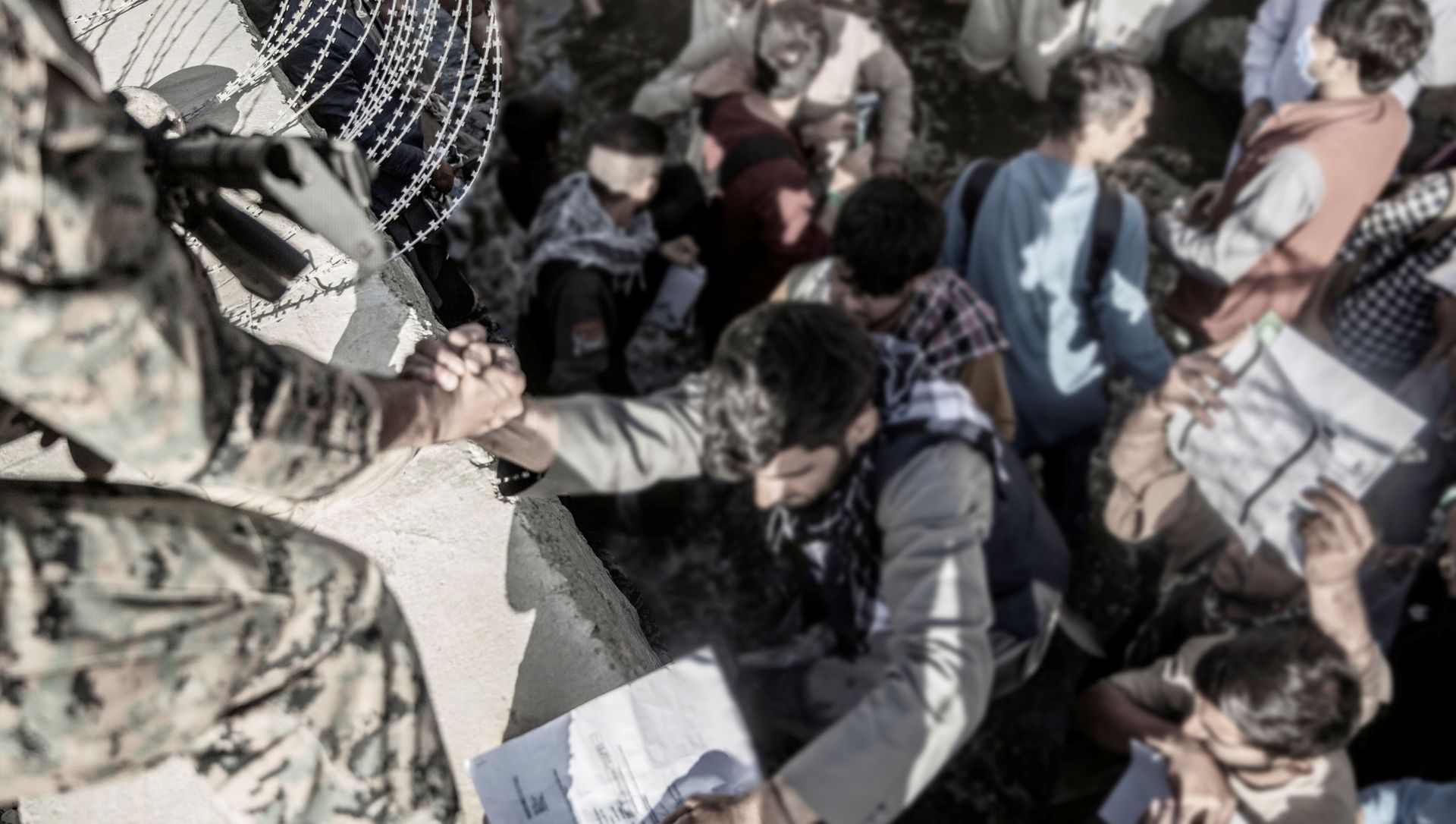 A U.S. Marine assists at an Evacuation Control Check Point (ECC) during an evacuation at Hamid Karzai International Airport, Kabul, Afghanistan, August 26, 2021. A U.S. Marine assists at an Evacuation Control Check Point (ECC) during an evacuation at Hamid Karzai International Airport, Kabul, Afghanistan, August 26, 2021. - Sputnik International, 1920, 28.08.2021