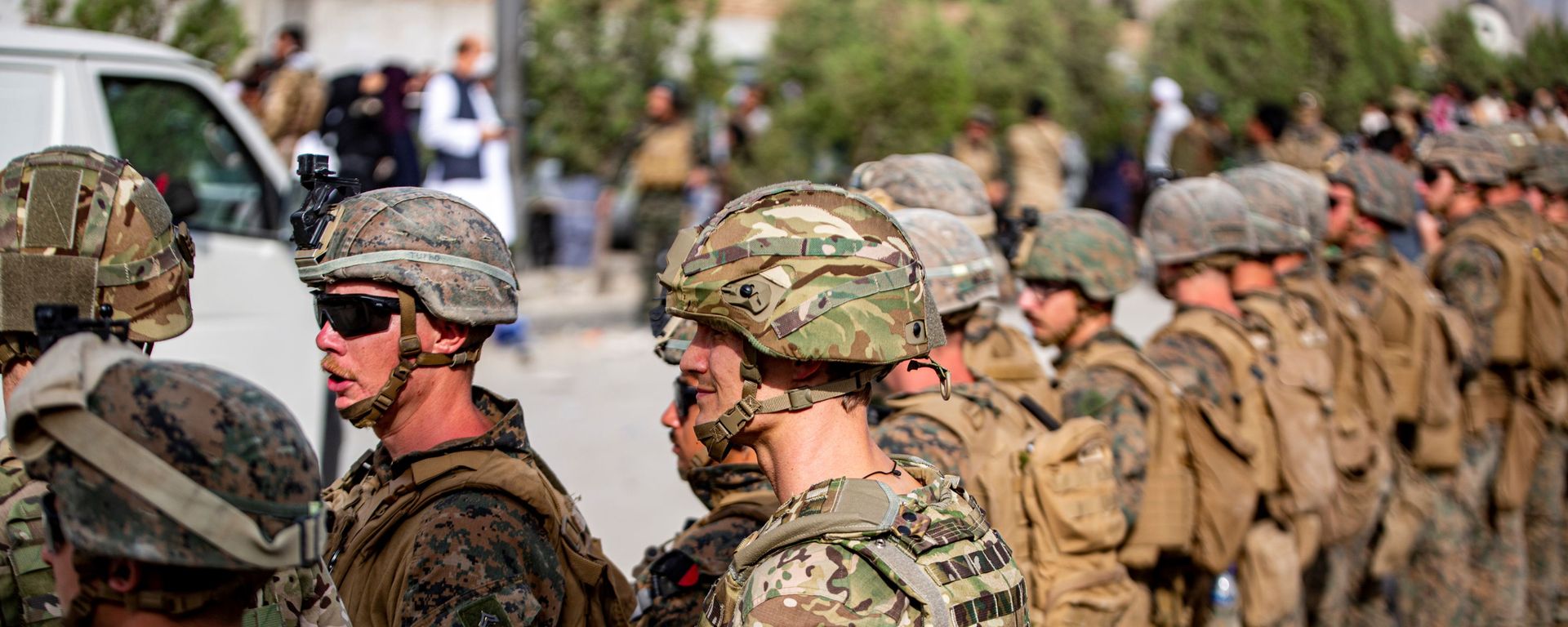 British Royal Marine Commandos and U.S. Marines assigned to the 24th Marine Expeditionary Unit work at an Evacuation Control Center (ECC) during an evacuation at Hamid Karzai International Airport, Kabul, Afghanistan, August 18, 2021 - Sputnik International, 1920, 29.08.2021