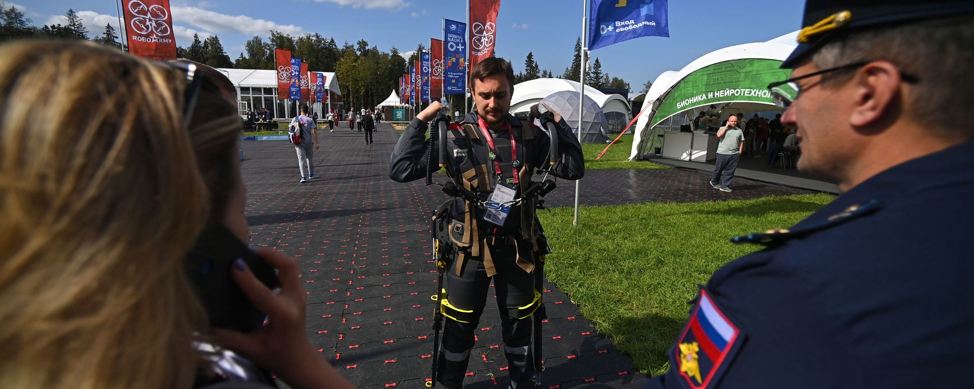 Demonstration of a combat exoskeleton at the Patriot Park at the ARMY-2021 military expo outside Moscow. August 2021. Demonstration of a combat exoskeleton at the Patriot Park at the ARMY-2021 military expo outside Moscow. August 2021. - Sputnik International, 1920, 07.11.2022