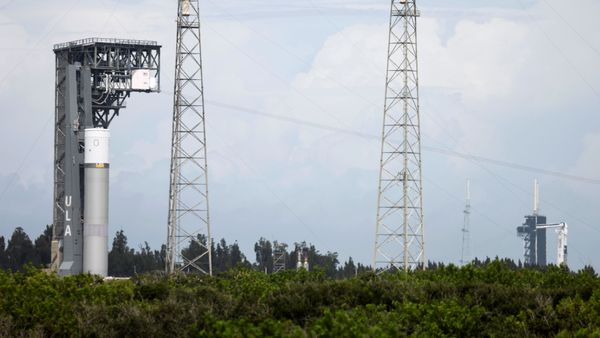 A United Launch Alliance Vulcan Pathfinder first stage (L) is shown after it arrived for cryogenic tanking tests on Pad 41 at the Cape Canaveral Space Force Station in Cape Canaveral, Florida, U.S. August 26, 2021. At right a SpaceX Falcon 9 rocket sits atop Pad 39A. - Sputnik International