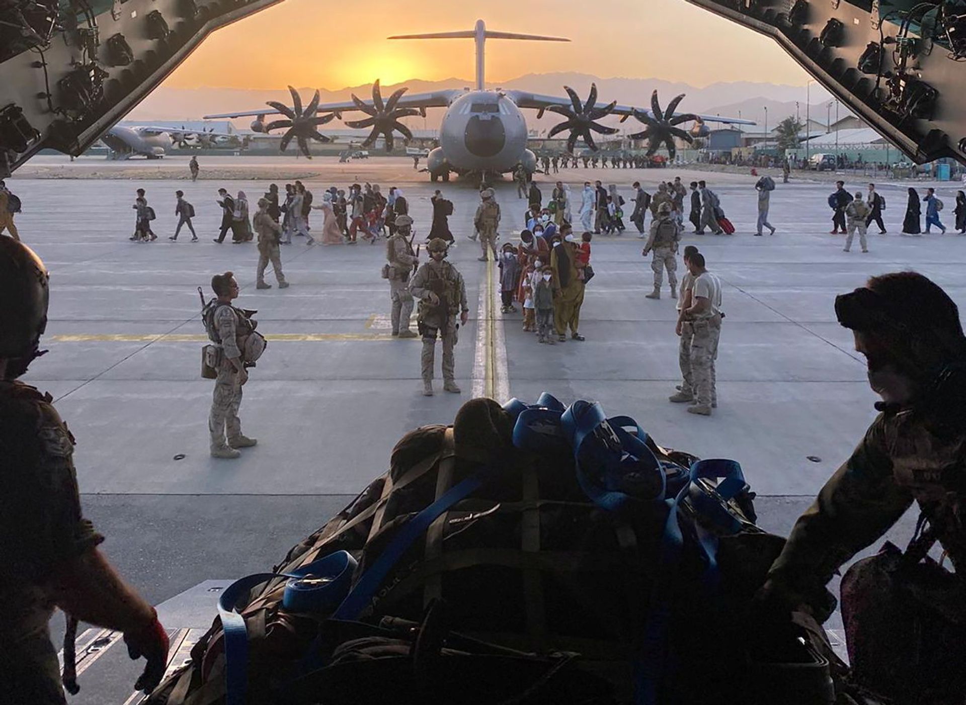 Afghan collaborators, their families, Spanish soldiers and members of the embassy board a Spanish military plane as part of their evacuation, at the Hamid Karzai International Airport in Kabul, Afghanistan, August 27, 2021 Afghan collaborators, their families, Spanish soldiers and members of the embassy board a Spanish military plane as part of their evacuation, at the Hamid Karzai International Airport in Kabul, Afghanistan, August 27, 2021 - Sputnik International, 1920, 07.09.2021