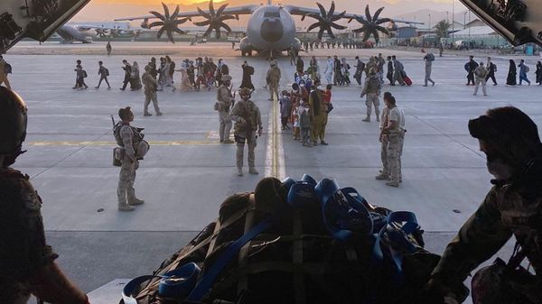 Afghan collaborators, their families, Spanish soldiers and members of the embassy board a Spanish military plane as part of their evacuation, at the Hamid Karzai International Airport in Kabul, Afghanistan, August 27, 2021 - Sputnik International