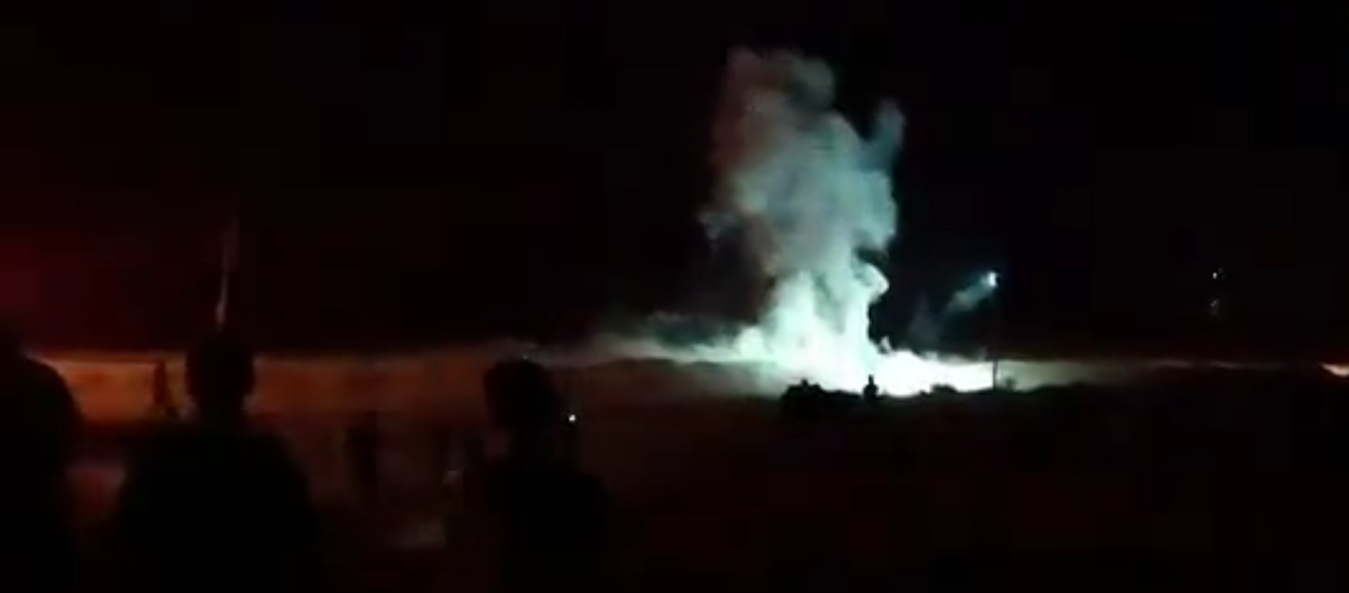 Screenshot from a video allegedly showing an explosion occurring east of Gaza City during night border protests on Saturday Screenshot from a video allegedly showing an explosion occurring east of Gaza City during night border protests on Saturday - Sputnik International, 1920, 28.08.2021