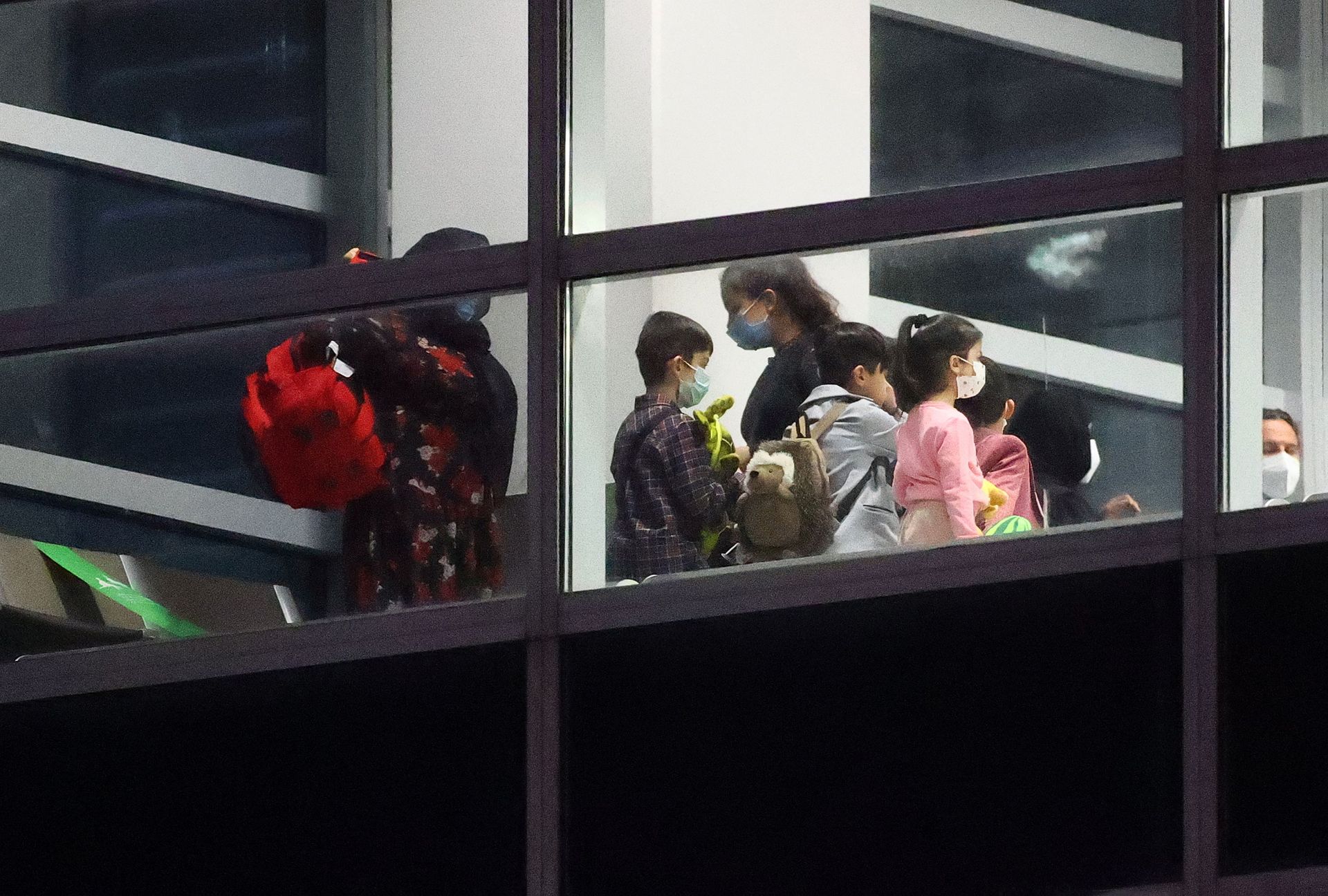 Women and children wait for a document check after disembarking from the last plane arriving with Afghan refugees via Tashkent at the airport in Frankfurt, Germany, August 27, 2021 - Sputnik International, 1920, 07.09.2021