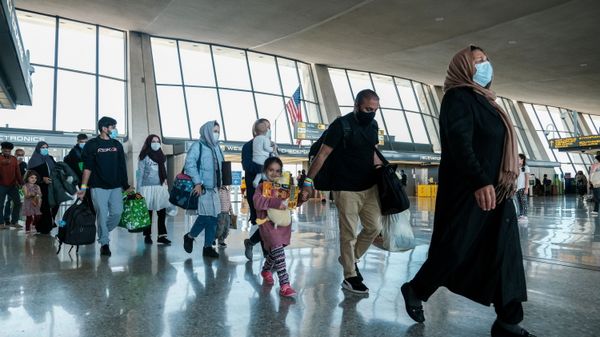 Afghan refugees walk to a bus taking them to a processing center upon arrival at Dulles International Airport in Dulles, Virginia, U.S., August 28, 2021 - Sputnik International
