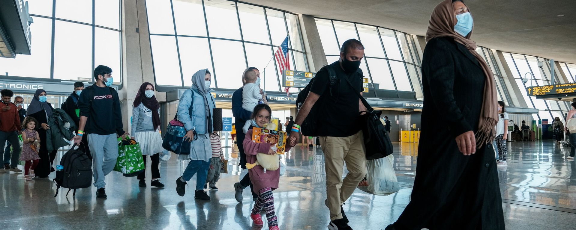 Afghan refugees walk to a bus taking them to a processing center upon arrival at Dulles International Airport in Dulles, Virginia, U.S., August 28, 2021 - Sputnik International, 1920, 16.03.2022