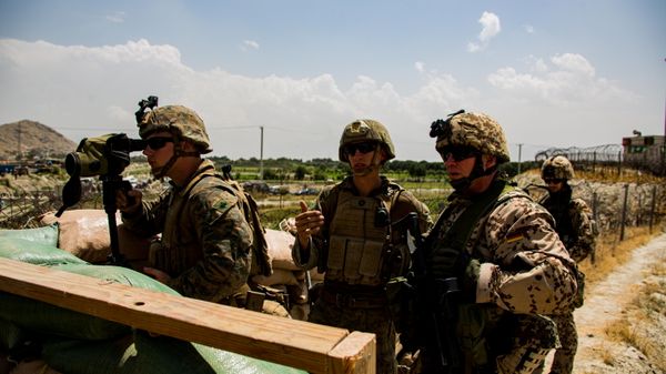 U.S. Marines and German service member watch an entry gate during an evacuation at Hamid Karzai International Airport, Kabul, Afghanistan, August 28, 2021 - Sputnik International