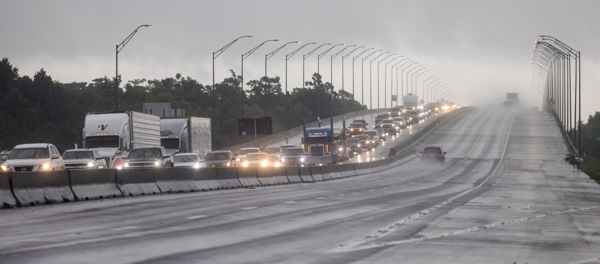 Traffic moves bumper to bumper along I-10 west as residents arrive into Texas from the Louisiana border ahead of Hurricane Ida in Orange, Texas, U.S., August 28, 2021 Traffic moves bumper to bumper along I-10 west as residents arrive into Texas from the Louisiana border ahead of Hurricane Ida in Orange, Texas, U.S., August 28, 2021 - Sputnik International, 1920, 29.08.2021