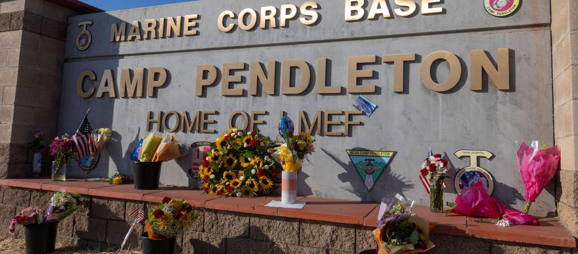 Following the bombing at Hamid Karzai International Airport in Kabul, Afghanistan, flowers are shown placed at the main gate to U.S. Marine Base Camp Pendleton in Oceanside, California, U.S., August 27, 2021. Following the bombing at Hamid Karzai International Airport in Kabul, Afghanistan, flowers are shown placed at the main gate to U.S. Marine Base Camp Pendleton in Oceanside, California, U.S., August 27, 2021. - Sputnik International, 1920, 29.08.2021