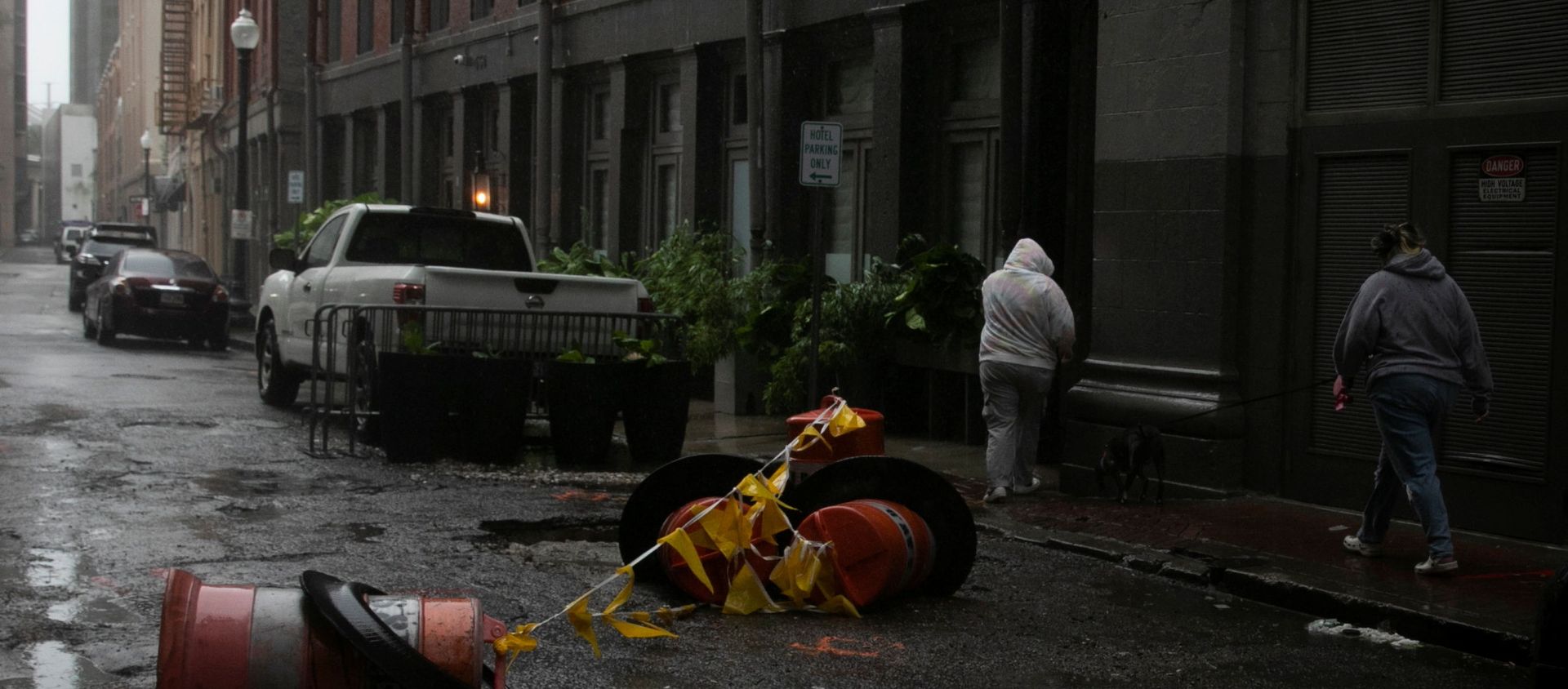 Women walk in the rain as Hurricane Ida makes landfall in Louisiana, in New Orleans, Louisiana, U.S. August 29, 2021. Women walk in the rain as Hurricane Ida makes landfall in Louisiana, in New Orleans, Louisiana, U.S. August 29, 2021. - Sputnik International, 1920, 30.08.2021