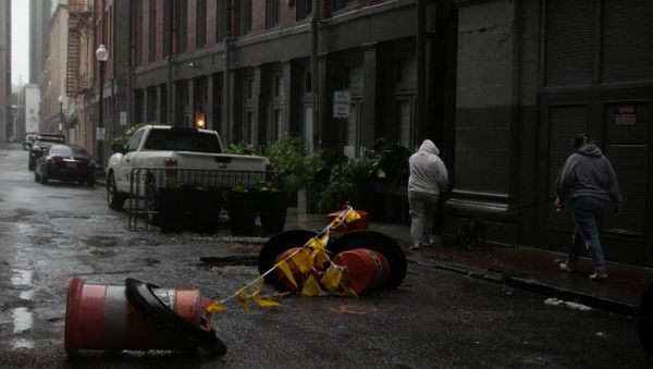 Women walk in the rain as Hurricane Ida makes landfall in Louisiana, in New Orleans, Louisiana, U.S. August 29, 2021. - Sputnik International