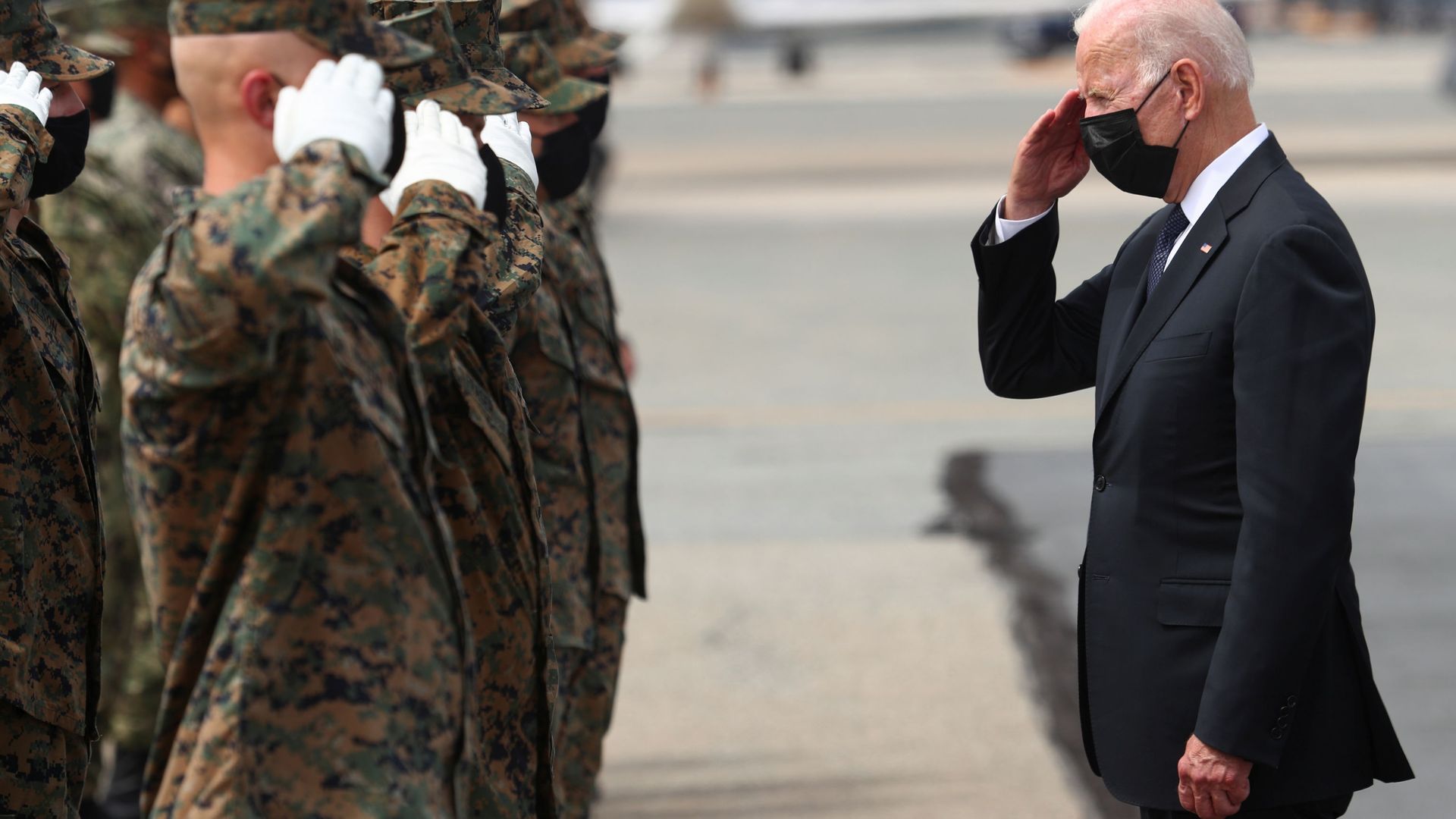 U.S. President Joe Biden salutes members of the U.S. Marine Corps Honor Guard before boarding Air Force One at Dover Air Force Base in Dover, Delaware, U.S., August 29, 2021 U.S. President Joe Biden salutes members of the U.S. Marine Corps Honor Guard before boarding Air Force One at Dover Air Force Base in Dover, Delaware, U.S., August 29, 2021 - Sputnik International, 1920, 01.09.2021