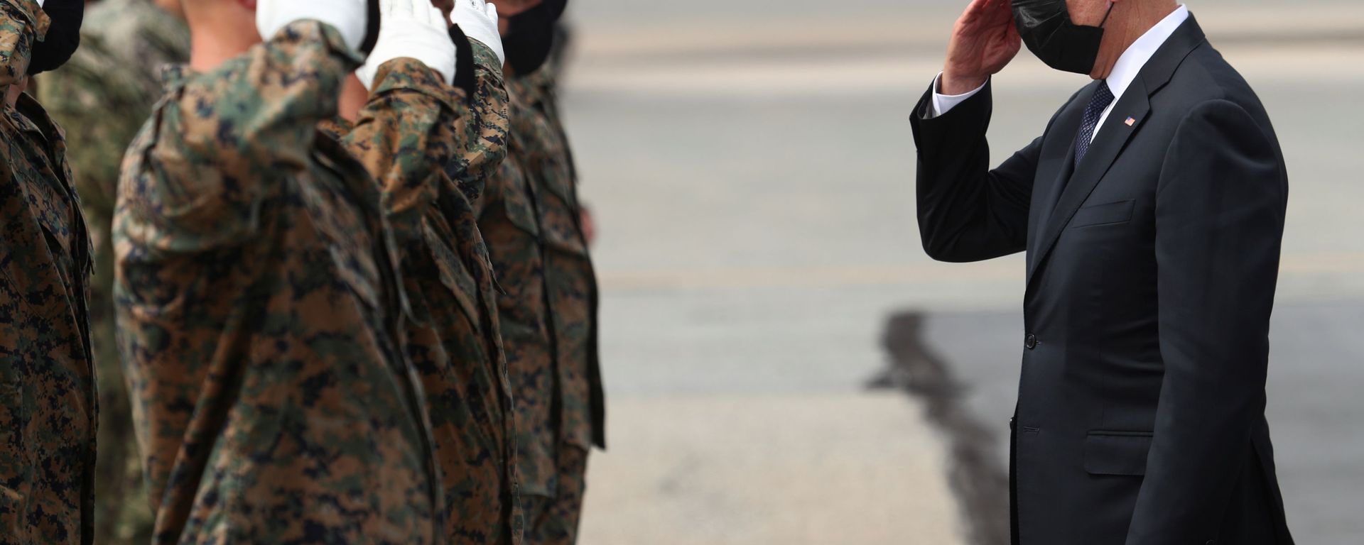 U.S. President Joe Biden salutes members of the U.S. Marine Corps Honor Guard before boarding Air Force One at Dover Air Force Base in Dover, Delaware, U.S., August 29, 2021 U.S. President Joe Biden salutes members of the U.S. Marine Corps Honor Guard before boarding Air Force One at Dover Air Force Base in Dover, Delaware, U.S., August 29, 2021 - Sputnik International, 1920, 29.08.2021