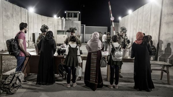 U.S. Army soldiers with the 82nd Airborne Division check evacuees during an evacuation at Hamid Karzai International Airport, Kabul, Afghanistan, August 25, 2021. - Sputnik International