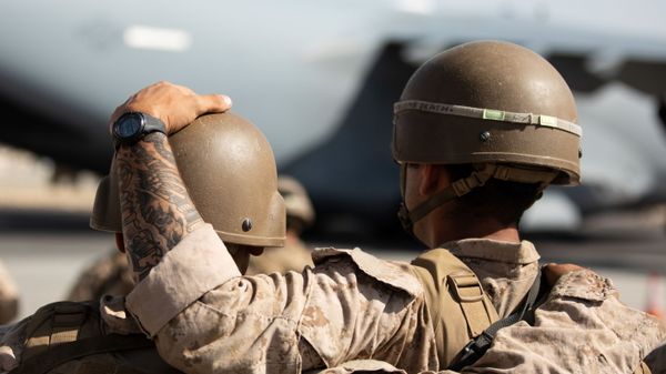 U.S. Marines react during a Ramp Ceremony for service members killed in action during operations at Hamid Karzai International Airport in Kabul, Afghanistan August 27, 2021. - Sputnik International