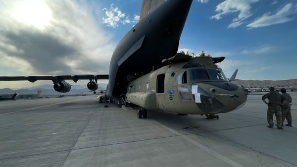A CH-47 Chinook from the 82nd Combat Aviation Brigade, 82nd Airborne Division is loaded onto a U.S. Air Force C-17 Globemaster III at Hamid Karzai International Airport in Kabul, Afghanistan, August 28. The Chinook. is one of the pieces of equipment returning to the U.S. as the military mission in Afghanistan comes to an end. - Sputnik International
