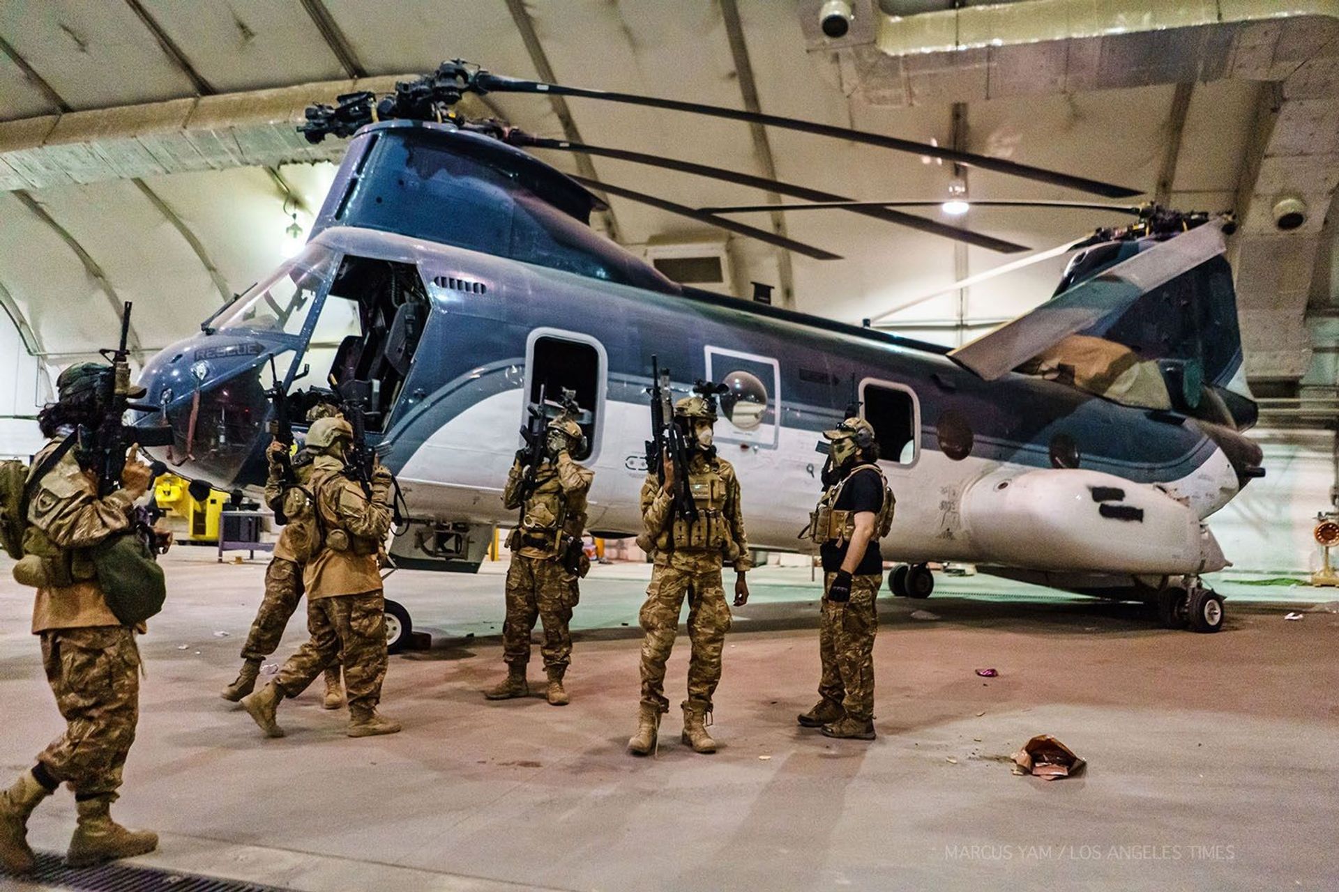 Taliban fighters storm into the Kabul International Airport, wielding American supplied weapons, equipment & uniforms – after the U.S. Military have completed their withdrawal. - Sputnik International, 1920, 31.08.2022