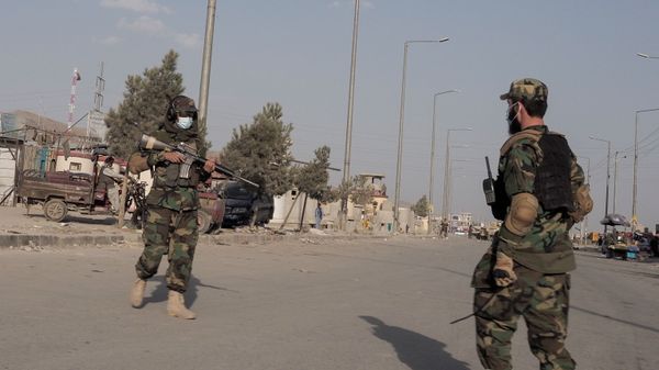 Taliban fighters guard a street leading to the Hamid Karzai International Airport in Kabul, Afghanistan August 29, 2021 - Sputnik International