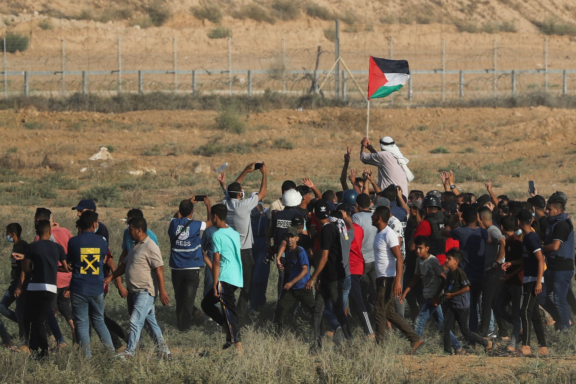 Palestinian demonstrators gather at the Israel-Gaza border fence during a protest in the southern Gaza Strip August 25, 2021 Palestinian demonstrators gather at the Israel-Gaza border fence during a protest in the southern Gaza Strip August 25, 2021 - Sputnik International, 1920, 28.09.2021